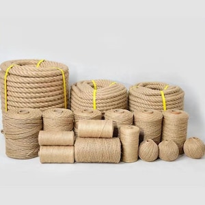 Può includere: Una varietà di corda e spago in juta naturale di diverse dimensioni e spessori. La corda è realizzata in fibre naturali e ha un aspetto rustico e terroso. Lo spago è perfetto per l'artigianato, il giardinaggio e altri progetti.