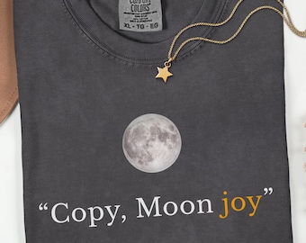 Camiseta con cita "Moon Joy" y estampado lunar. Diseño minimalista espacial. Regalo ideal para mujer. Inspirada en la moda del cielo nocturno.