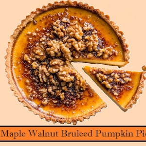 Puede incluir: Una tarta de calabaza bruleed con nueces de arce, con una rebanada cortada. La tarta tiene una corteza dorada y un relleno cubierto con nueces. El texto "Maple Walnut Bruleed Pumpkin Pie" está en la parte inferior.