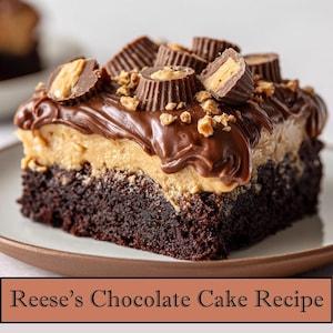 Puede incluir: Una porción de pastel de chocolate con glaseado de mantequilla de maní y ganache de chocolate, cubierta con Reese's Peanut Butter Cups. El pastel está sobre un plato blanco con borde marrón. El texto "Reese's Chocolate Cake Recipe" está en la parte inferior.
