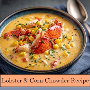 Op de afbeelding: Een kom romige kreeften- en maïskchowder. De soep is lichtoranje van kleur, gegarneerd met verse bieslook en stukjes kreeft en maïs. De kom is donkerblauw met een donkerblauwe rand. De tekst "Lobster & Corn Chowder Recipe" staat onderaan.