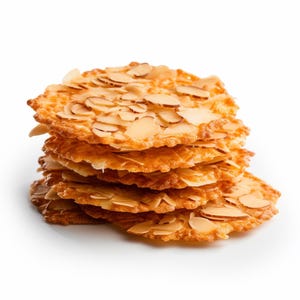 Puede incluir: Una pila de seis galletas de almendras doradas. Las galletas son finas y crujientes, con una textura delicada y de encaje. Cada galleta está cubierta con almendras en rodajas.