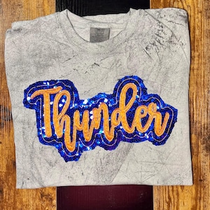 Camisa Thunder Double Stacked con lentejuelas bordadas y colores cómodos