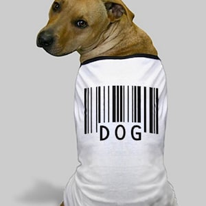 Puede incluir: Una camiseta blanca para perro con un código de barras negro y la palabra "DOG" impresa en ella. La camiseta tiene un ribete negro alrededor del cuello y las sisas.