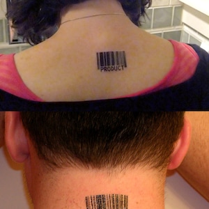 Pu&ograve; includere: Due immagini di persone con codici a barre sul collo. La prima immagine mostra una persona con un codice a barre che dice "PRODOTTO" sul collo. La seconda immagine mostra una persona con un codice a barre che dice "UMANO" sul collo.