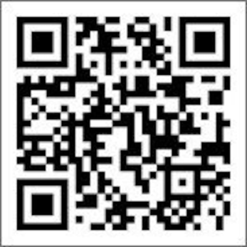 Puede incluir: Una ilustraci&oacute;n en blanco y negro de un gato con una corona y sentado en un trono. El gato lleva un collar rojo con una campanilla dorada. El texto "King of the Castle" est&aacute; escrito sobre el gato.