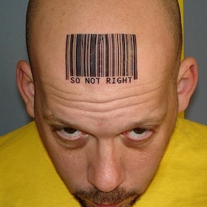 Peut inclure: Un homme avec la tête rasée a un code-barres tatoué sur son front avec le texte "SO NOT RIGHT" en dessous.