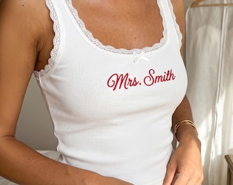 Camiseta sin mangas de encaje bordada personalizada, camisola de novia, regalos para damas de honor, camiseta para la recién casada, recuerdos para la despedida de soltera, camiseta para la esposa de la fiesta.