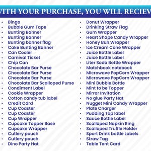 Pu&ograve; includere: Un elenco di articoli inclusi con un acquisto, visualizzato su sfondo bianco con un banner blu. Gli articoli includono involucri, etichette e accessori per feste come un involucro per ciambelle, una mini bottiglia di bolle e un biglietto da tavolo.