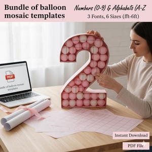 Puede incluir: Una plantilla de mosaico de globos con el número 2 grande, llena de globos rosas y blancos. La imagen también muestra una computadora portátil que muestra un archivo PDF, rollos de papel atados con una cinta rosa y el texto "Bundle of balloon mosaic templates".