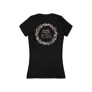 ワイルドフラワーローズグラフィックTシャツ：レディースディープVネックコットンTシャツ