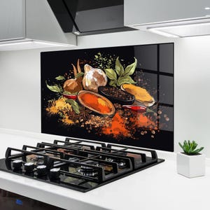 Könnte beinhalten: Eine schwarze Küchenrückwand mit einer farbenfrohen Illustration verschiedener Gewürze. Das Kunstwerk zeigt Knoblauch, Pfefferkörner, Chilischoten und Sternanis, mit einem Mix aus Orange, Gelb und Grün. Ein modernes Küchen-Dekorationselement.