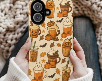 Könnte beinhalten: Eine beige Handyhülle mit einem sich wiederholenden Muster von Halloween-Getränken, darunter Pumpkin Spice Lattes und Bubble Tea. Das Design beinhaltet Kürbisse, Fledermäuse, Blätter und Sterne, was eine festliche Herbstästhetik schafft.