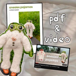Op de afbeelding: Een digitaal downloadpatroon voor het breien van een kikker die een witte romper draagt. Het patroon bevat een PDF- en een videotutorial. De tekst op de afbeelding luidt "Onesies Pajamas pattern for knitted frogs Nadi Knits 1:28:36".