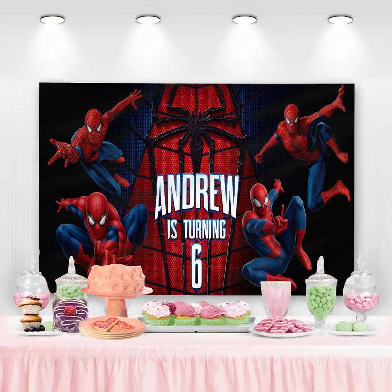 以下が含まれることがあります： スパイダーマンのイラストと「ANDREW IS TURNING 6」の文字が入った誕生日バナー。背景は黒と赤です。パーティーテーブルには、ピンクのテーブルクロス、カップケーキ、お菓子が飾られています。