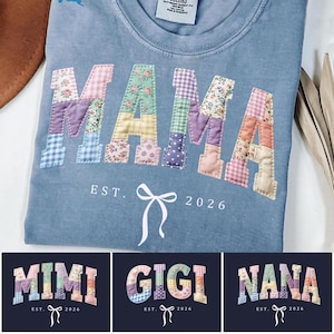 Puede incluir: Una sudadera azul con la palabra "MAMA" en letras de patchwork. Las letras están hechas de varias telas florales y estampadas. Debajo está "EST. 2026" y un gráfico de lazo blanco. Se muestran sudaderas adicionales con "MIMI", "GIGI" y "NANA".