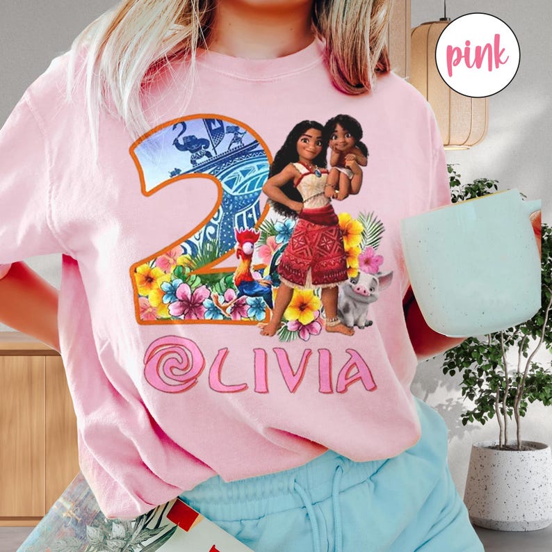 Peut inclure: T-shirt rose avec un motif de Moana et Pua du film Disney Moana. Le motif comprend &eacute;galement le chiffre 2 et le nom Olivia.
