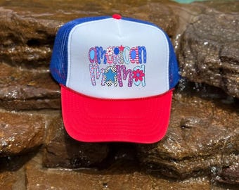 Gorra de camionero American Mama: ropa patriótica en rojo, blanco y azul