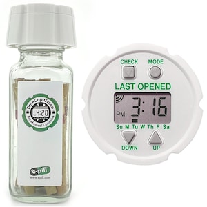 Könnte beinhalten: Ein klares Glas mit weißem Deckel und einem weißen Etikett mit der Aufschrift "TimeCap Green" und "4:20". Daneben befindet sich ein weißer Digitaltimer mit der Aufschrift "Last Opened" und "15:16 Uhr".