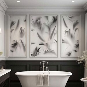 Könnte beinhalten: Ein luxuriöses Badezimmer mit einer weißen, ovalen freistehenden Badewanne und einer Chromarmatur. Über der Wanne hängen drei gerahmte botanische Kunstwerke. Der Raum hat dunkle Holzverkleidungen, einen hellen Teppich und einen kleinen Beistelltisch.