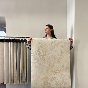 Papier peint floral sauvage à l'aquarelle, décoration murale florale botanique douce, papier peint floral avec de l'herbe, décoration murale de fleurs des champs