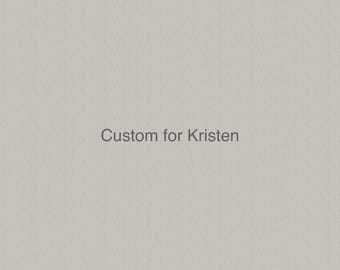 Hellgraue Tapete mit weichen vertikalen Streifen, die einen sauberen und eleganten Look erzeugen.