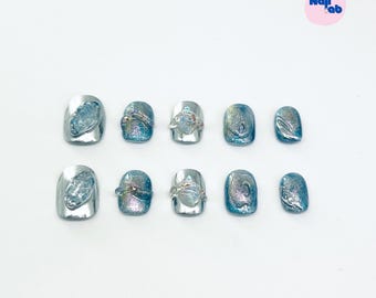Holografische blaue handgefertigte Press-On-Nägel | Wiederverwendbare Kurze Nagel Kristallakzente & Himmlischer Glanz