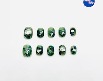 Uñas postizas artesanales de mármol verde / Uñas cortas reutilizables con detalles metálicos de lujo
