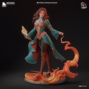 Peut inclure: Une figurine féminine aux longs cheveux roux, vêtue d'une tenue turquoise et rouge, tient un livre dans sa main gauche. Elle se tient sur une base avec des flammes orange. La figurine est un modèle imprimé en 3D.