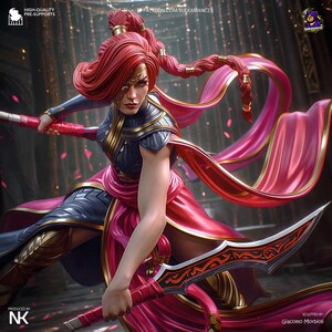 Peut inclure: Image d'art numérique d'une guerrière aux cheveux roux et aux tissus roses flottants. La guerrière porte une armure avec des accents dorés et tient une lame incurvée. L'image contient le texte "HIGH-QUALITY PRE-SUPPORTS" et "PRODUCED BY NK".