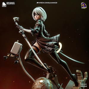 Peut inclure: Une figurine d'action féminine aux cheveux blancs portant une tenue noire et blanche, tenant une épée argentée. La figurine est posée dans une pose d'action dynamique, avec une jambe levée et l'autre pliée. La figurine est debout sur une plateforme au design mécanique. La figurine porte un bandeau noir sur les yeux. La figurine fait partie d'une série de jeux vidéo.