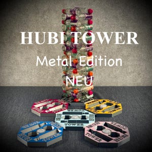 Könnte beinhalten: Eine hohe, vertikale Ausstellungsstruktur aus kleinen Glasflaschen mit roten, lila und klaren Inhalten. Der Sockel verfügt über mehrere sechseckige Halter in verschiedenen Farben, jeweils mit einer Münze. Der Text auf dem Bild lautet "HUBITOWER Metal Edition NEU."