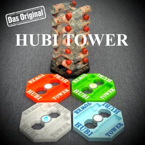 Könnte beinhalten: Ein vertikaler Turm aus klaren Glasflaschen mit roten Verschlüssen, beschriftet mit Das Original HUBI TOWER. Darunter befinden sich vier achteckige Kunststoffbasen in Orange, Grün, Weiß und Hellblau, die jeweils den Text HUBI TOWER tragen.