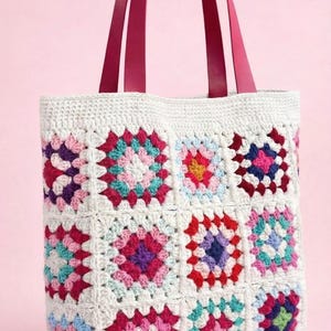 Peut inclure: Une tasse en céramique blanche avec une anse noire et le texte "But First, Coffee" en noir, dans une police manuscrite. La tasse est posée sur une surface blanche.