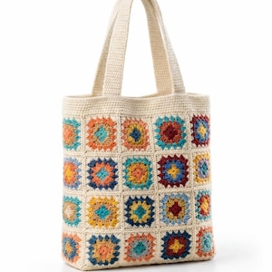 Pode incluir: Uma sacola de crochê creme com um design de patchwork colorido. Os quadrados de patchwork apresentam tons vibrantes de laranja, azul, amarelo e vermelho. A sacola tem duas alças creme.