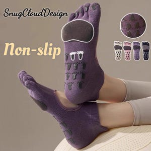 Könnte beinhalten: Lila Zehensocken mit rutschfesten Griffen. Die Socken haben eine gepolsterte Sohle und Griffe an der Unterseite. Der Text "Non-slip" ist auf dem Bild sichtbar. Der Markenname "SnugCloudDesign" ist ebenfalls sichtbar.