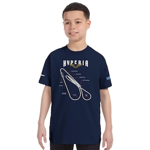 Puede incluir: Camiseta azul marino con la palabra "HYPERIA" y un gráfico blanco de un circuito de carreras. La camiseta también incluye el texto "Turn 1 of MR" y "45° Tuned Chip". La camiseta la lleva una persona.