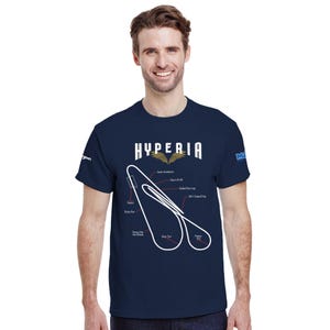 Puede incluir: Camiseta azul marino con la palabra "HYPERIA" sobre un gráfico blanco de diseño de pista. El gráfico incluye características de la pista como "Station" y "Dunkel Chicane Loop". La camiseta tiene cuello redondo.