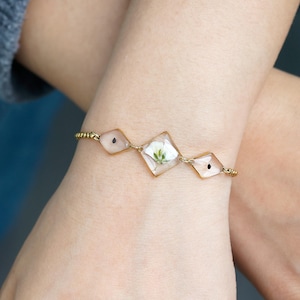 お母さんへのカスミソウの花とワスレナグサの種のブレスレット、樹脂の花のジュエリー、流産の贈り物、赤ちゃんの死の贈り物、悲しんでいるお母さんへの贈り物