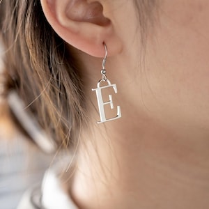 Pendientes con iniciales personalizados, pendientes con letras personalizadas, joyas con letras, pendientes minimalistas, regalo de cumpleaños único, regalo de Navidad para ella