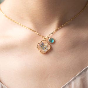 Collar de flor de nomeolvides, collar con piedra de nacimiento personalizada, collar de flores prensadas, regalo de cumpleaños para mamá, regalo para ella