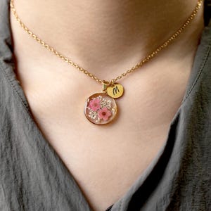 Collar de nomeolvides rosa con letra personalizada, flor seca prensada, colgante floral redondo, regalo de cumpleaños y despedida de soltera.