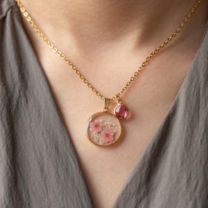 Collar de nomeolvides rosa con piedra de nacimiento personalizada, flor seca prensada, colgante floral redondo, regalo de cumpleaños y despedida de soltera.