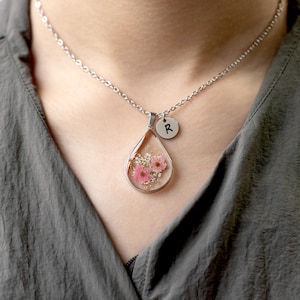 Collar de nomeolvides con letra personalizada, collar de flores prensadas, collar con inicial, collar único para mamá, regalo de cumpleaños para ella