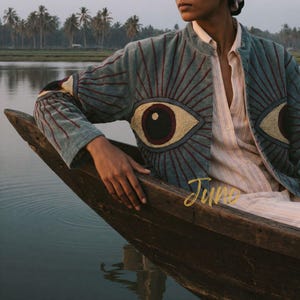 Evil Eye Baumwollsamtjacke, handgestickter Artisan Suzani-Mantel, Boho-Luxusoberbekleidung
