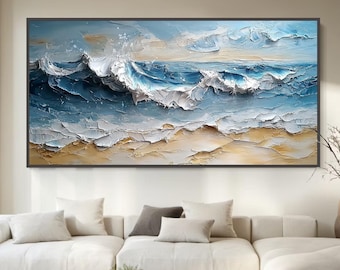 Può includere: Grande dipinto ad olio rettangolare raffigurante onde oceaniche che si infrangono su una spiaggia sabbiosa. L'opera presenta pennellate strutturate nei toni del blu, bianco e beige, creando un paesaggio marino dinamico e realistico.