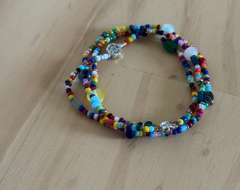 Pile de 3 bracelets extensibles colorés en perles avec une touche argentée. À porter seul ou ensemble. Un moyen facile et simple de colorer votre tenue et votre journée !