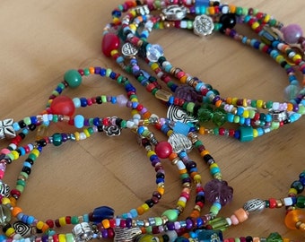 Bracelet de perles colorées en argent. Bracelet extensible multicolore, égayez votre tenue et votre journée en toute simplicité ! Aléatoire, simple brin Empilable