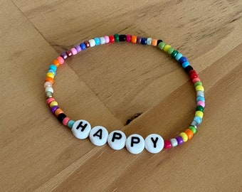 Bracelet orné de perles. Choisissez un bracelet personnalisé ou choisissez un mot personnalisé pour vous.