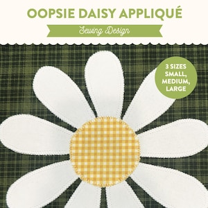 Peut inclure: Motif de couture d'appliqué de marguerite blanche avec un centre en vichy jaune. Le design comprend trois tailles : petit, moyen et grand. Les tailles finies sont de 10,8 cm x 10,8 cm, 16,5 cm x 16,5 cm et 21 cm x 21 cm. Le texte "OOPSIE DAISY APPLIQUÉ" est affiché.